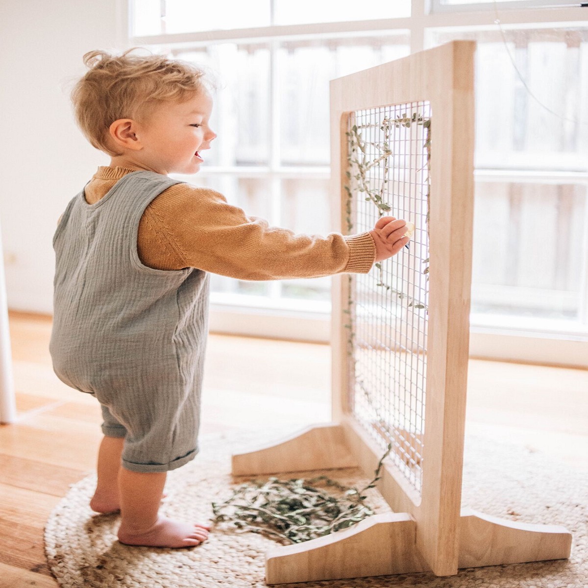 Qtoys Weaving Station