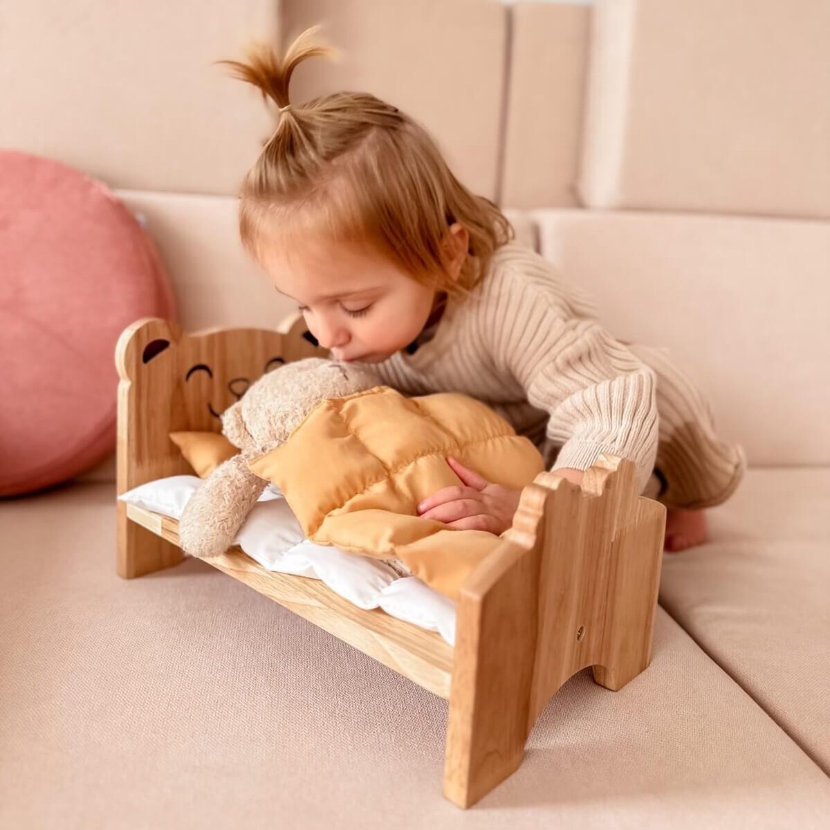 Qtoys Classic Wooden Doll Bed